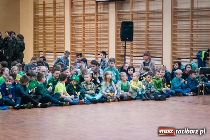 Zdjęcie w galerii na portalu naszraciborz.pl: Poseł Gabriela Lenartowicz posadziła drzewo na 40-lecie ZSOMS wiadomości z regionu