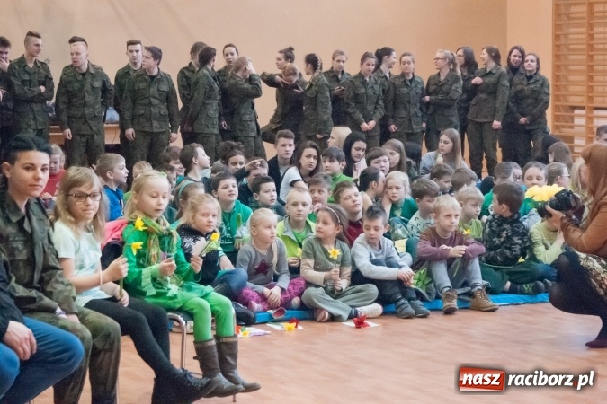 Zdjęcie w galerii na portalu naszraciborz.pl: Poseł Gabriela Lenartowicz posadziła drzewo na 40-lecie ZSOMS wiadomości z regionu