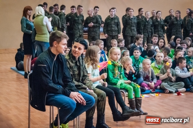 Zdjęcie w galerii na portalu naszraciborz.pl: Poseł Gabriela Lenartowicz posadziła drzewo na 40-lecie ZSOMS wiadomości z regionu