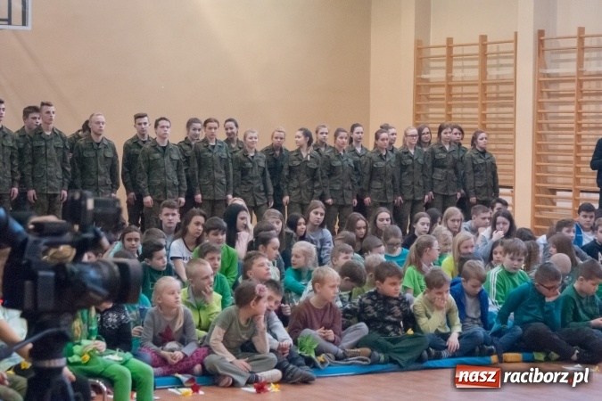 Zdjęcie w galerii na portalu naszraciborz.pl: Poseł Gabriela Lenartowicz posadziła drzewo na 40-lecie ZSOMS wiadomości z regionu