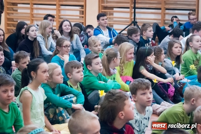 Zdjęcie w galerii na portalu naszraciborz.pl: Poseł Gabriela Lenartowicz posadziła drzewo na 40-lecie ZSOMS wiadomości z regionu