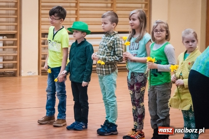 Zdjęcie w galerii na portalu naszraciborz.pl: Poseł Gabriela Lenartowicz posadziła drzewo na 40-lecie ZSOMS wiadomości z regionu