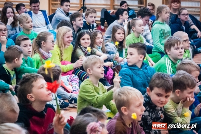 Zdjęcie w galerii na portalu naszraciborz.pl: Poseł Gabriela Lenartowicz posadziła drzewo na 40-lecie ZSOMS wiadomości z regionu