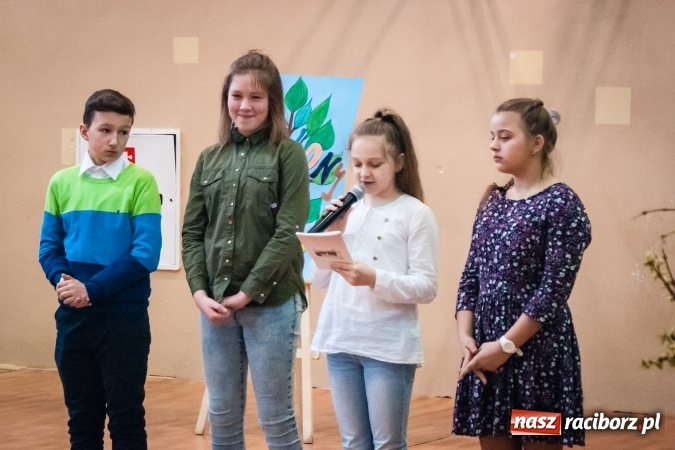 Zdjęcie w galerii na portalu naszraciborz.pl: Poseł Gabriela Lenartowicz posadziła drzewo na 40-lecie ZSOMS wiadomości z regionu