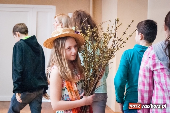 Zdjęcie w galerii na portalu naszraciborz.pl: Poseł Gabriela Lenartowicz posadziła drzewo na 40-lecie ZSOMS wiadomości z regionu