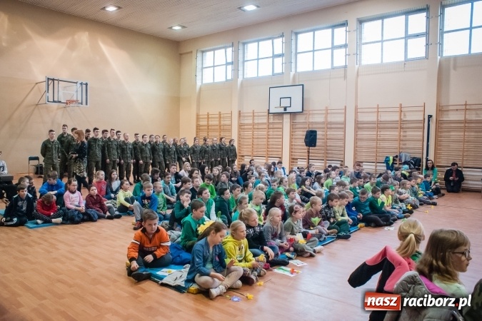 Zdjęcie w galerii na portalu naszraciborz.pl: Poseł Gabriela Lenartowicz posadziła drzewo na 40-lecie ZSOMS wiadomości z regionu