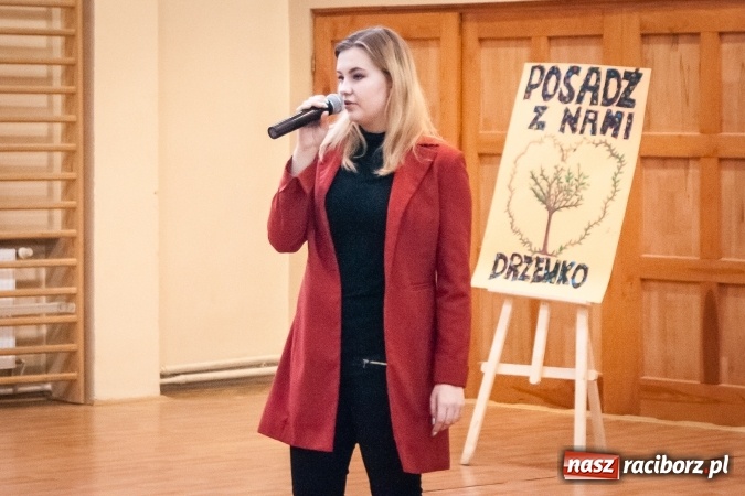 Zdjęcie w galerii na portalu naszraciborz.pl: Poseł Gabriela Lenartowicz posadziła drzewo na 40-lecie ZSOMS wiadomości z regionu