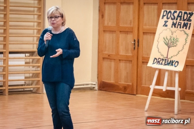 Zdjęcie w galerii na portalu naszraciborz.pl: Poseł Gabriela Lenartowicz posadziła drzewo na 40-lecie ZSOMS wiadomości z regionu