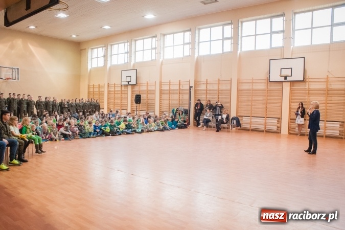 Zdjęcie w galerii na portalu naszraciborz.pl: Poseł Gabriela Lenartowicz posadziła drzewo na 40-lecie ZSOMS wiadomości z regionu