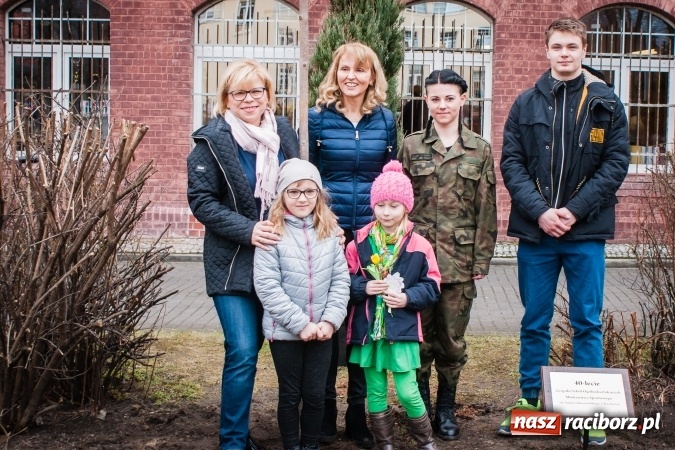 Zdjęcie w galerii na portalu naszraciborz.pl: Poseł Gabriela Lenartowicz posadziła drzewo na 40-lecie ZSOMS wiadomości z regionu