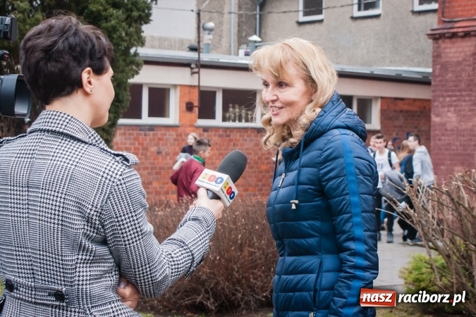 Zdjęcie w galerii na portalu naszraciborz.pl: Poseł Gabriela Lenartowicz posadziła drzewo na 40-lecie ZSOMS wiadomości z regionu
