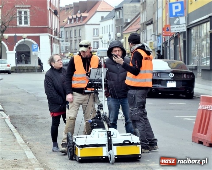 Zdjęcie w galerii na portalu naszraciborz.pl: Wielkie skanowanie raciborskiego rynku. Czy znajdą się podziemia? [FOTO] wiadomości z regionu