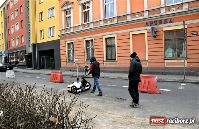 Zdjęcie w galerii na portalu naszraciborz.pl: Wielkie skanowanie raciborskiego rynku. Czy znajdą się podziemia? [FOTO] wiadomości z regionu