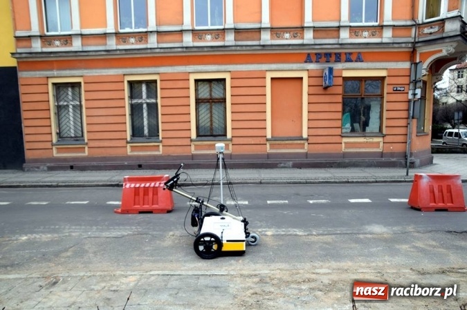 Zdjęcie w galerii na portalu naszraciborz.pl: Wielkie skanowanie raciborskiego rynku. Czy znajdą się podziemia? [FOTO] wiadomości z regionu