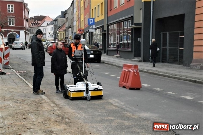 Zdjęcie w galerii na portalu naszraciborz.pl: Wielkie skanowanie raciborskiego rynku. Czy znajdą się podziemia? [FOTO] wiadomości z regionu