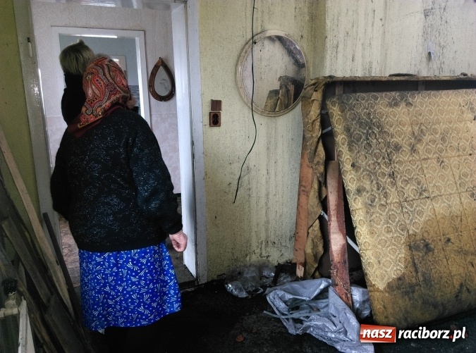 Zdjęcie w galerii na portalu naszraciborz.pl: Sąsiedzi gotowi do pomocy - to oni pomogli 83-letniej lokatorce domu, w kt&oacute;rym w sobotę wybuchł pożar wiadomości z regionu