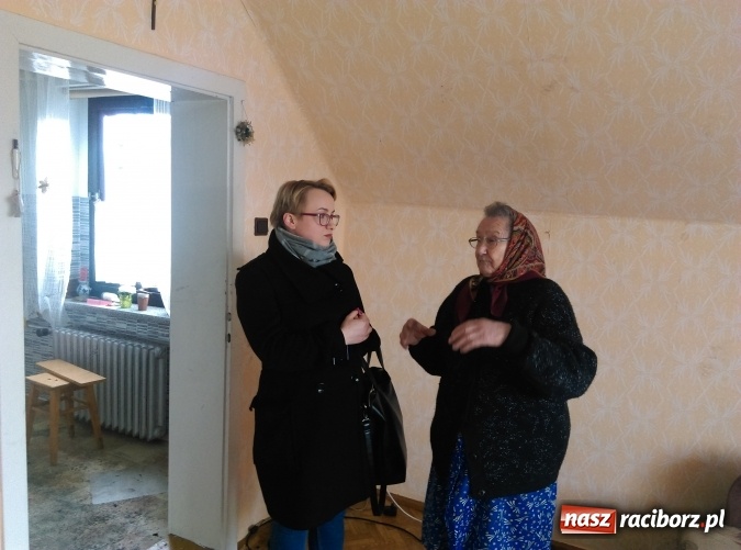 Zdjęcie w galerii na portalu naszraciborz.pl: Sąsiedzi gotowi do pomocy - to oni pomogli 83-letniej lokatorce domu, w kt&oacute;rym w sobotę wybuchł pożar wiadomości z regionu