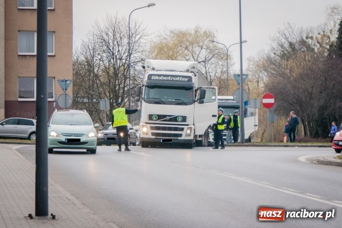 Zdjęcie w galerii na portalu naszraciborz.pl: Trzy tony flotu przy zebrze na Reymonta wiadomości z regionu