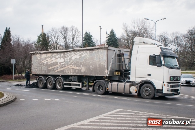 Zdjęcie w galerii na portalu naszraciborz.pl: Trzy tony flotu przy zebrze na Reymonta wiadomości z regionu