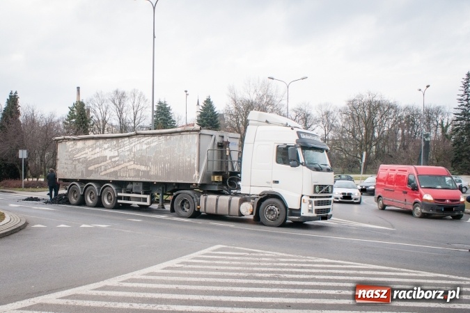 Zdjęcie w galerii na portalu naszraciborz.pl: Trzy tony flotu przy zebrze na Reymonta wiadomości z regionu