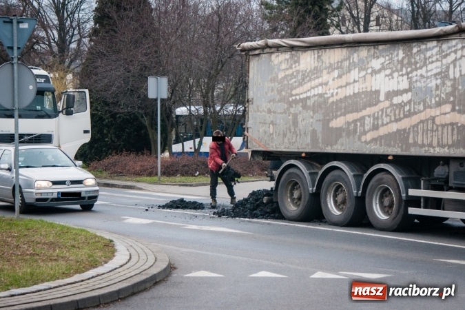Zdjęcie w galerii na portalu naszraciborz.pl: Trzy tony flotu przy zebrze na Reymonta wiadomości z regionu