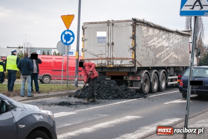 Zdjęcie w galerii na portalu naszraciborz.pl: Trzy tony flotu przy zebrze na Reymonta wiadomości z regionu