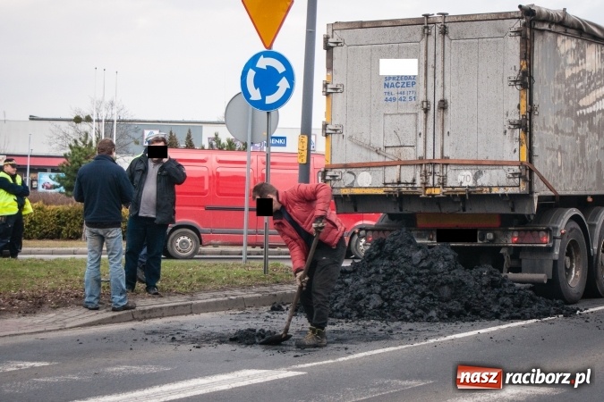 Zdjęcie w galerii na portalu naszraciborz.pl: Trzy tony flotu przy zebrze na Reymonta wiadomości z regionu