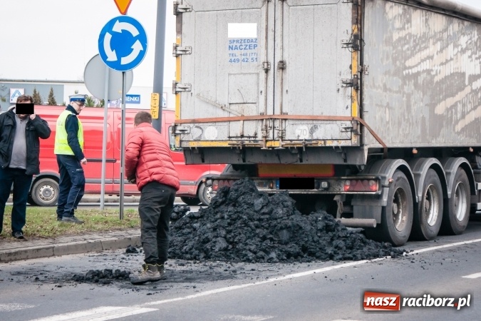 Zdjęcie w galerii na portalu naszraciborz.pl: Trzy tony flotu przy zebrze na Reymonta wiadomości z regionu
