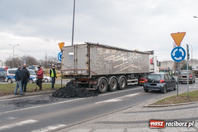 Zdjęcie w galerii na portalu naszraciborz.pl: Trzy tony flotu przy zebrze na Reymonta wiadomości z regionu