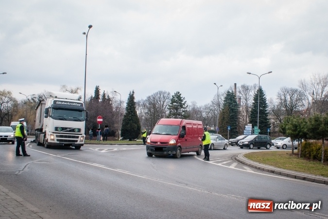 Zdjęcie w galerii na portalu naszraciborz.pl: Trzy tony flotu przy zebrze na Reymonta wiadomości z regionu