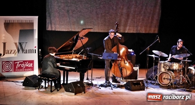 Zdjęcie w galerii na portalu naszraciborz.pl: Jazzowe brzmienia na deskach Raciborskiego Centrum Kultury żywiołowo przyjęte przez publiczność wiadomości z regionu