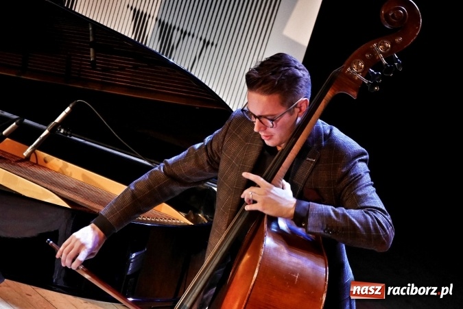 Zdjęcie w galerii na portalu naszraciborz.pl: Jazzowe brzmienia na deskach Raciborskiego Centrum Kultury żywiołowo przyjęte przez publiczność wiadomości z regionu