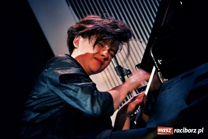 Zdjęcie w galerii na portalu naszraciborz.pl: Jazzowe brzmienia na deskach Raciborskiego Centrum Kultury żywiołowo przyjęte przez publiczność wiadomości z regionu