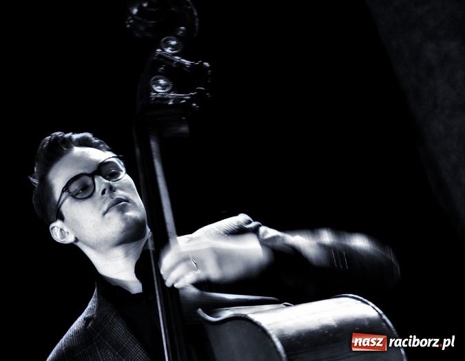 Zdjęcie w galerii na portalu naszraciborz.pl: Jazzowe brzmienia na deskach Raciborskiego Centrum Kultury żywiołowo przyjęte przez publiczność wiadomości z regionu
