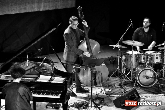 Zdjęcie w galerii na portalu naszraciborz.pl: Jazzowe brzmienia na deskach Raciborskiego Centrum Kultury żywiołowo przyjęte przez publiczność wiadomości z regionu