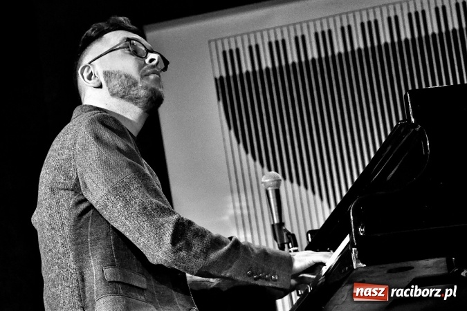 Zdjęcie w galerii na portalu naszraciborz.pl: Jazzowe brzmienia na deskach Raciborskiego Centrum Kultury żywiołowo przyjęte przez publiczność wiadomości z regionu