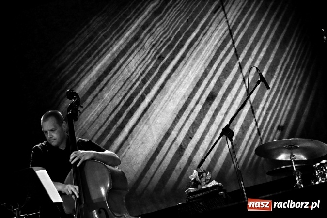 Zdjęcie w galerii na portalu naszraciborz.pl: Jazzowe brzmienia na deskach Raciborskiego Centrum Kultury żywiołowo przyjęte przez publiczność wiadomości z regionu