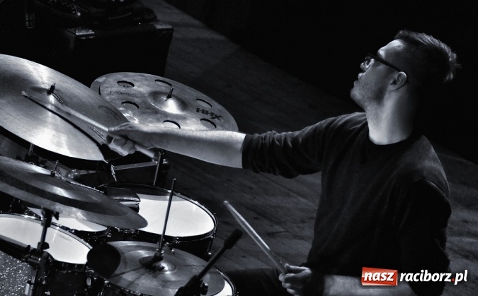 Zdjęcie w galerii na portalu naszraciborz.pl: Jazzowe brzmienia na deskach Raciborskiego Centrum Kultury żywiołowo przyjęte przez publiczność wiadomości z regionu