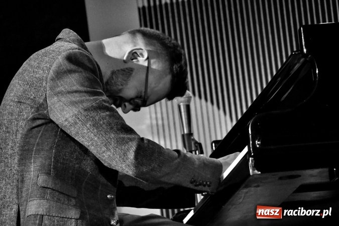 Zdjęcie w galerii na portalu naszraciborz.pl: Jazzowe brzmienia na deskach Raciborskiego Centrum Kultury żywiołowo przyjęte przez publiczność wiadomości z regionu