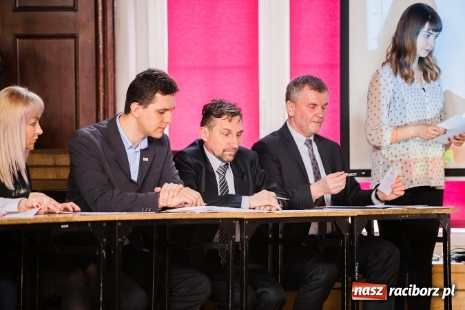 Zdjęcie w galerii na portalu naszraciborz.pl: Katarzyna Flegel zwyciężczynią XI Powiatowego Konkursu Wiedzy o Społeczeństwie wiadomości z regionu