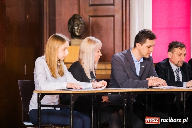 Zdjęcie w galerii na portalu naszraciborz.pl: Katarzyna Flegel zwyciężczynią XI Powiatowego Konkursu Wiedzy o Społeczeństwie wiadomości z regionu