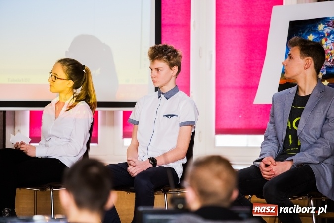 Zdjęcie w galerii na portalu naszraciborz.pl: Katarzyna Flegel zwyciężczynią XI Powiatowego Konkursu Wiedzy o Społeczeństwie wiadomości z regionu