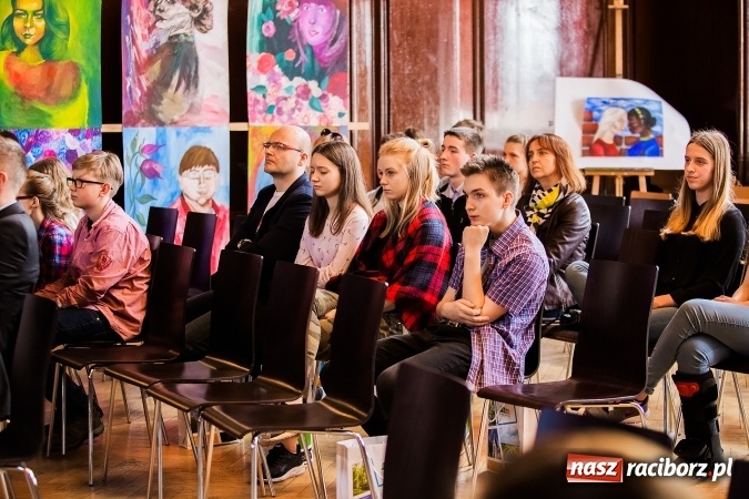 Zdjęcie w galerii na portalu naszraciborz.pl: Katarzyna Flegel zwyciężczynią XI Powiatowego Konkursu Wiedzy o Społeczeństwie wiadomości z regionu