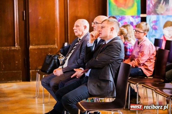 Zdjęcie w galerii na portalu naszraciborz.pl: Katarzyna Flegel zwyciężczynią XI Powiatowego Konkursu Wiedzy o Społeczeństwie wiadomości z regionu