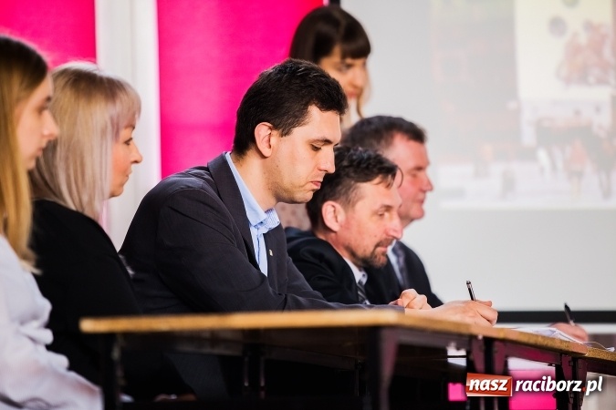 Zdjęcie w galerii na portalu naszraciborz.pl: Katarzyna Flegel zwyciężczynią XI Powiatowego Konkursu Wiedzy o Społeczeństwie wiadomości z regionu