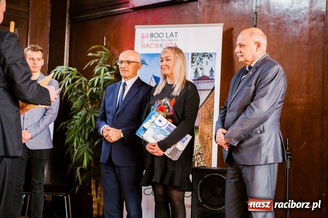 Zdjęcie w galerii na portalu naszraciborz.pl: Katarzyna Flegel zwyciężczynią XI Powiatowego Konkursu Wiedzy o Społeczeństwie wiadomości z regionu