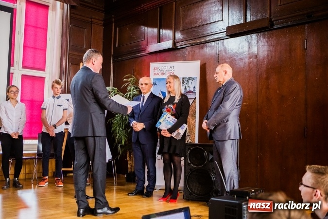 Zdjęcie w galerii na portalu naszraciborz.pl: Katarzyna Flegel zwyciężczynią XI Powiatowego Konkursu Wiedzy o Społeczeństwie wiadomości z regionu