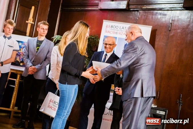 Zdjęcie w galerii na portalu naszraciborz.pl: Katarzyna Flegel zwyciężczynią XI Powiatowego Konkursu Wiedzy o Społeczeństwie wiadomości z regionu