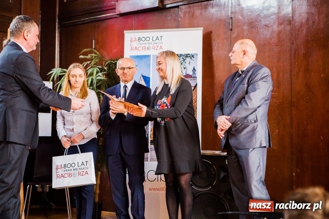 Zdjęcie w galerii na portalu naszraciborz.pl: Katarzyna Flegel zwyciężczynią XI Powiatowego Konkursu Wiedzy o Społeczeństwie wiadomości z regionu