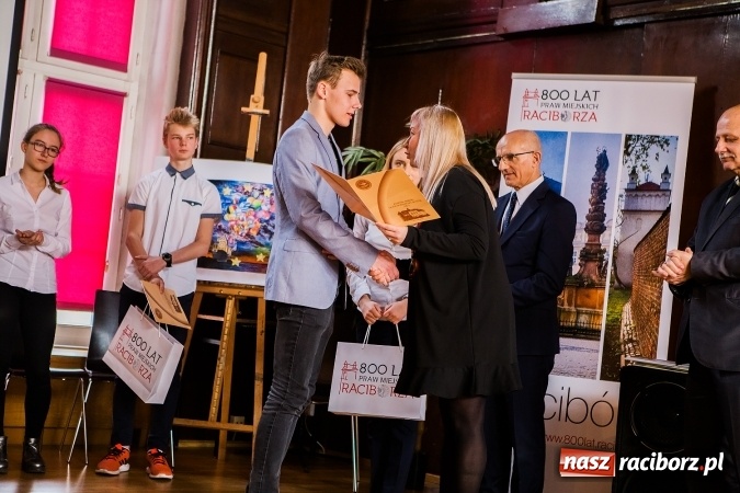 Zdjęcie w galerii na portalu naszraciborz.pl: Katarzyna Flegel zwyciężczynią XI Powiatowego Konkursu Wiedzy o Społeczeństwie wiadomości z regionu